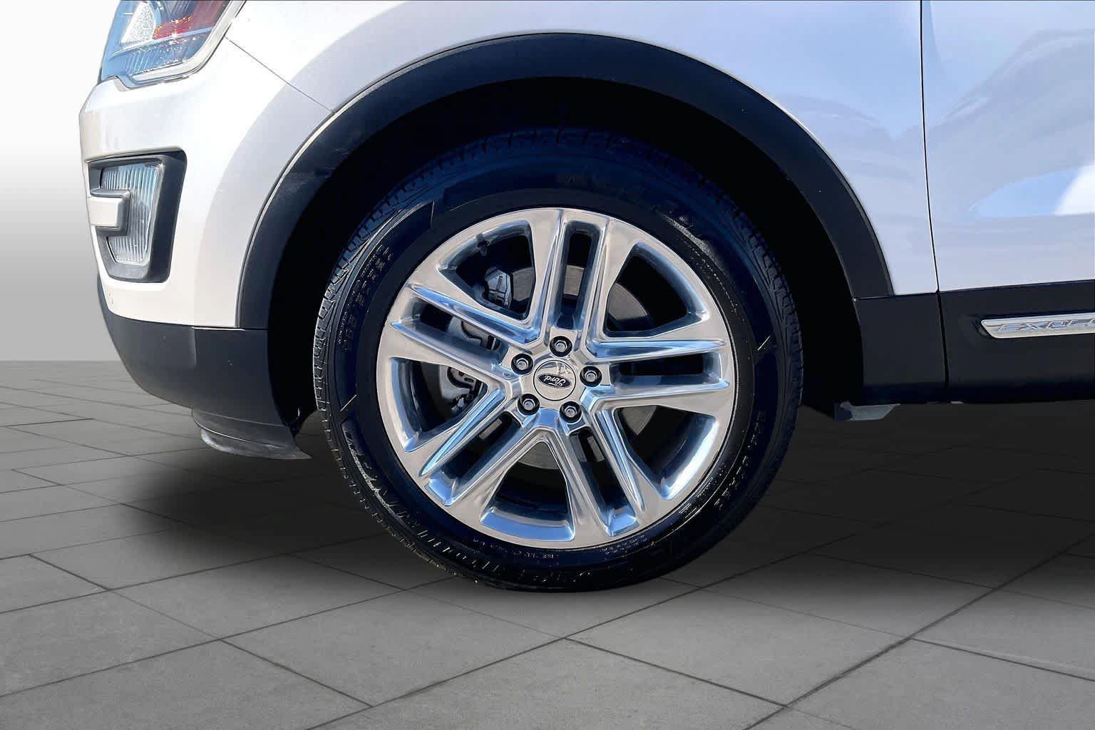 Used 2017 Ford Explorer XLT w/ Equipment Group 202A FWD image 10