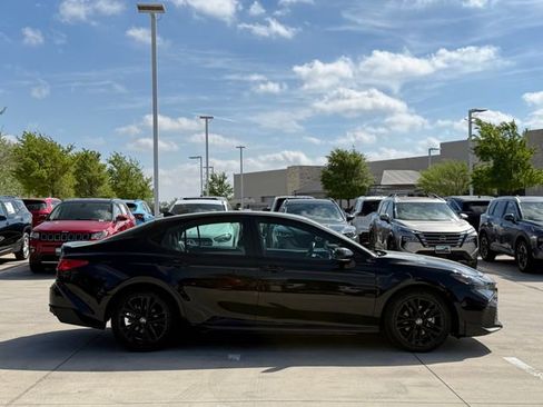 Used 2025 Toyota Camry SE image 5