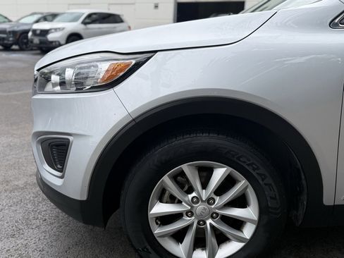 Used 2017 Kia Sorento LX image 9