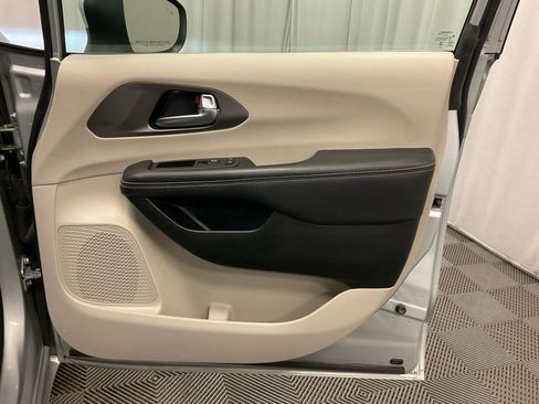 Used 2023 Chrysler Pacifica Touring-L image 23