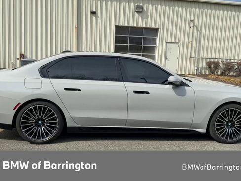 Used 2025 BMW 760i xDrive w/ Premium Package image 3