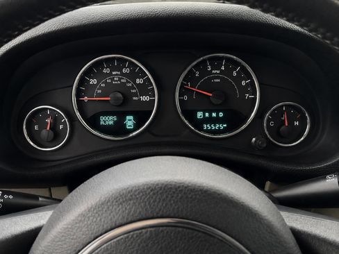 Used 2017 Jeep Wrangler Sahara w/ Connectivity Group AWD/4WD image 22
