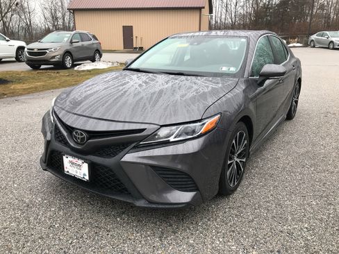 Used 2020 Toyota Camry SE w/ Convenience Package image 4