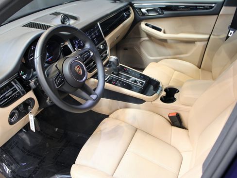 Certified 2025 Porsche Macan image 4