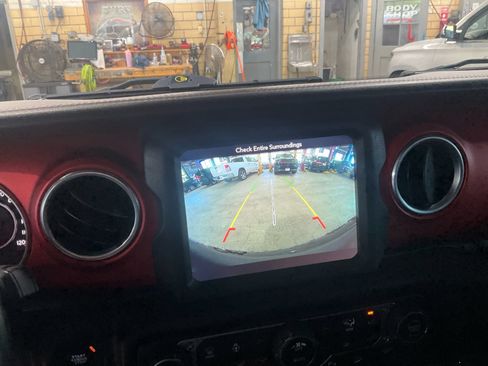 Used 2018 Jeep Wrangler Unlimited Rubicon AWD/4WD image 32