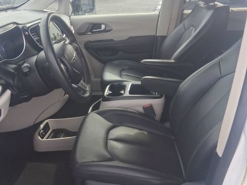 Used 2024 Chrysler Pacifica Touring-L FWD image 11