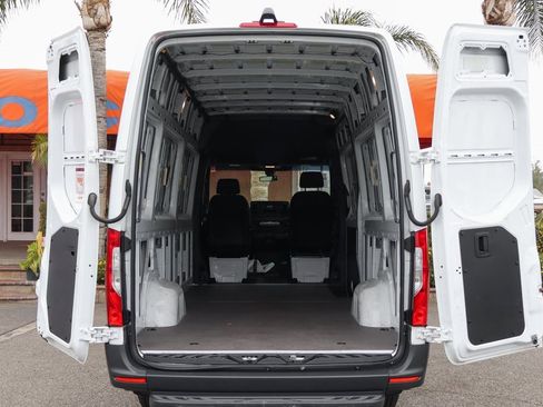 Used 2022 Mercedes-Benz Sprinter 2500 image 8