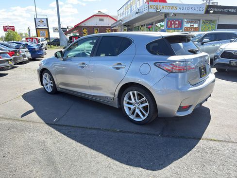 Used 2017 Lexus CT 200h w/ Accessory Package 2 FWD image 4