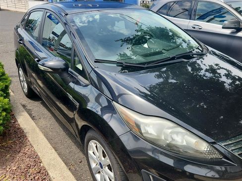 Used 2013 Ford Fiesta SE FWD image 2