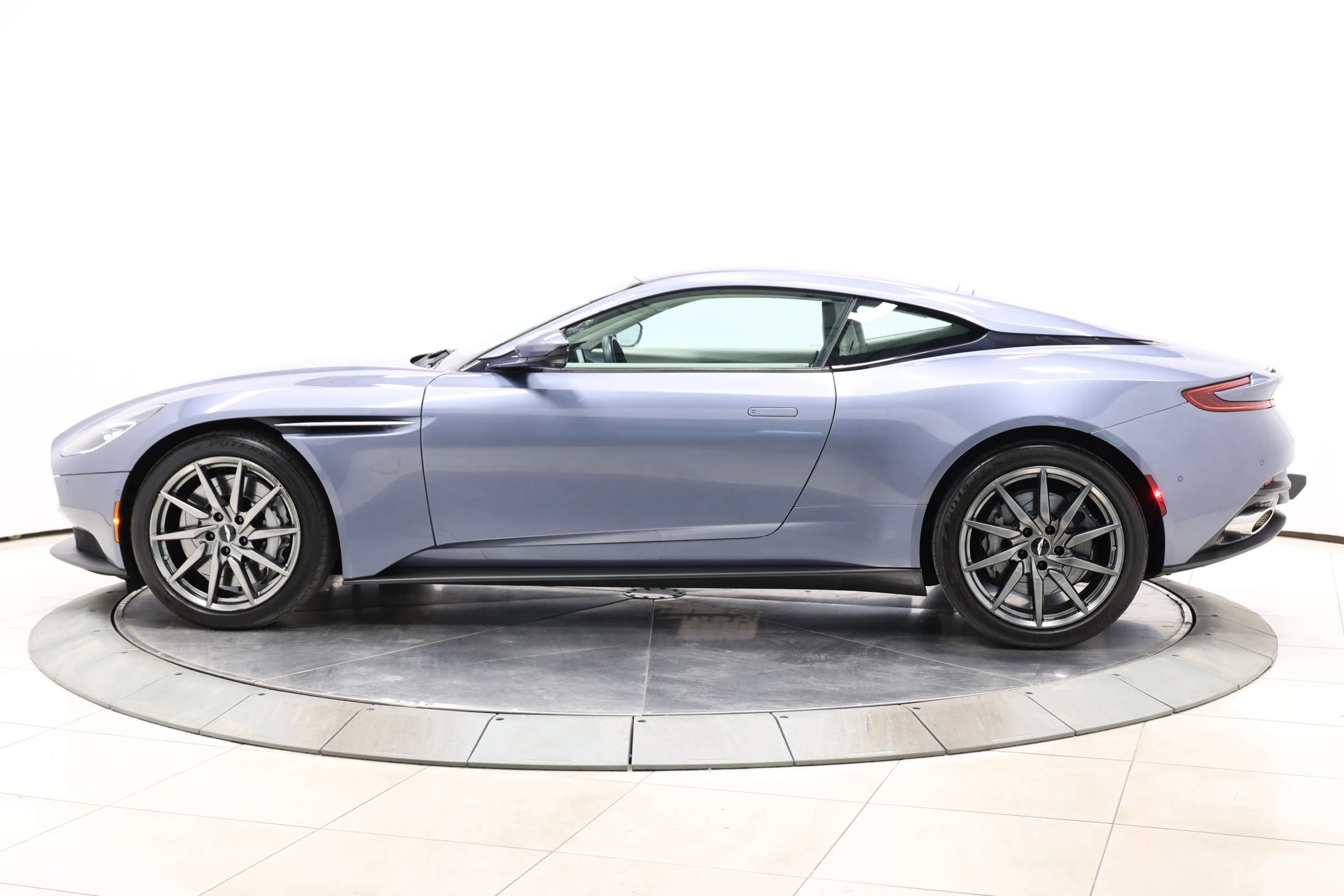 Used 2019 Aston Martin DB11 Coupe RWD image 10