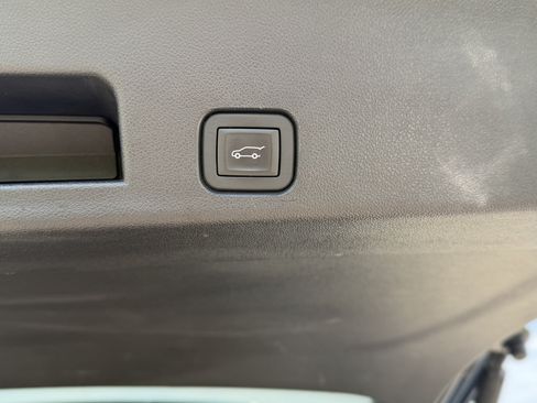 Used 2025 Chevrolet Traverse LT AWD/4WD image 8