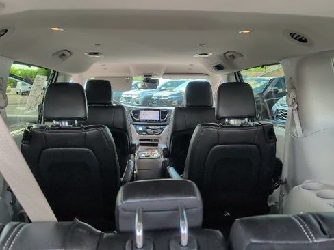 Used 2023 Chrysler Pacifica Touring-L FWD image 40