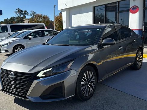 Used 2023 Nissan Altima 2.5 SV w/ SV Premium Package image 2