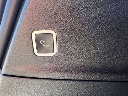 Used 2025 Chrysler Pacifica Select image 21