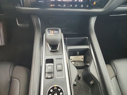 Used 2025 Nissan Pathfinder SL AWD/4WD image 25