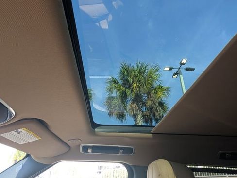 New 2026 Land Rover Range Rover Long Wheelbase SE image 18