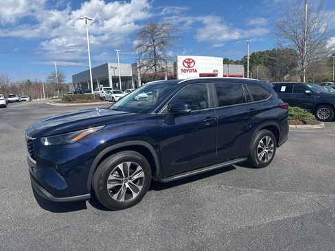 Used 2023 Toyota Highlander XLE image 2