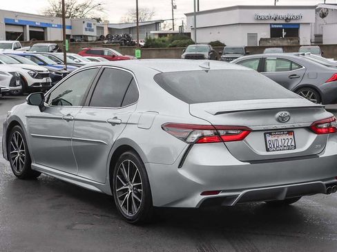 Used 2021 Toyota Camry SE image 2