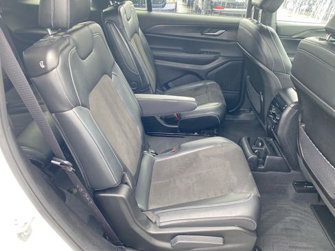 Used 2023 Jeep Grand Cherokee L Laredo image 24