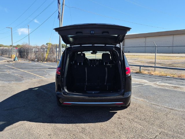 Used 2026 Chrysler Pacifica Select FWD image 6