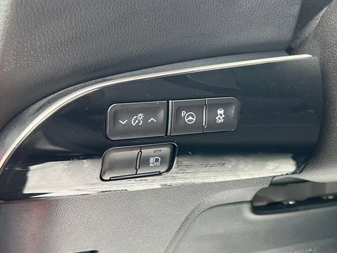 Certified 2022 Toyota Prius LE FWD image 35