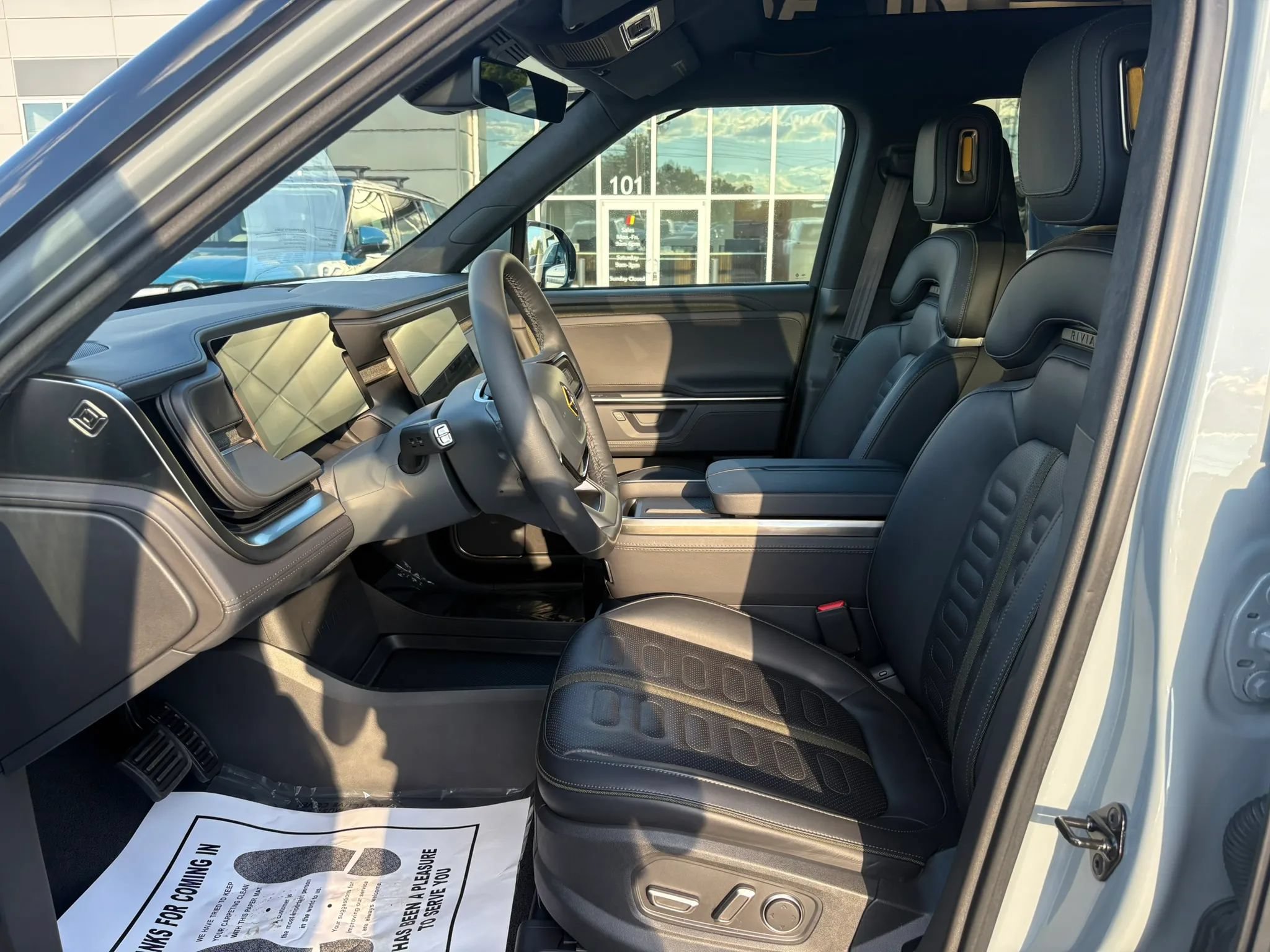 Used 2025 Rivian R1S Adventure Dual AWD/4WD image 7