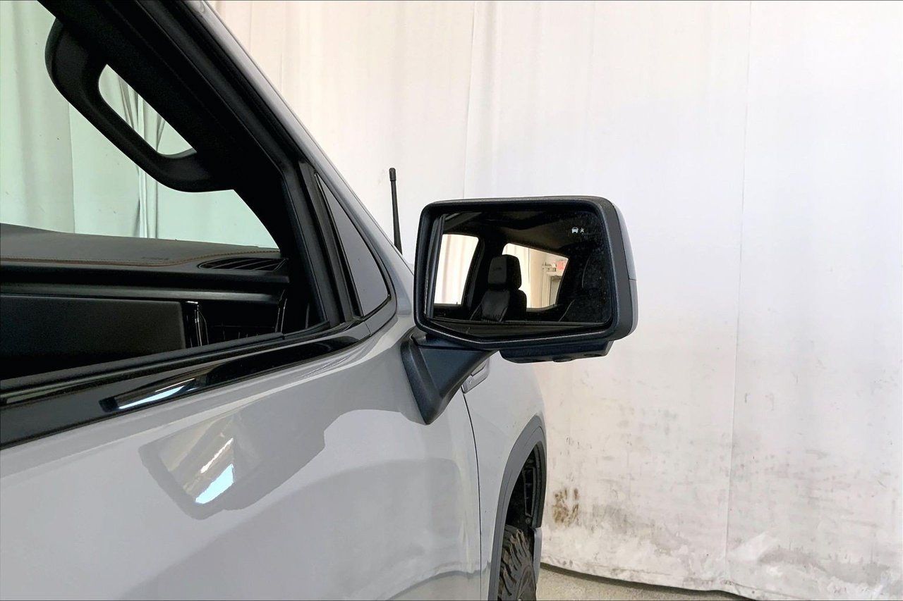 Used 2024 GMC Sierra 1500 AT4 w/ Technology Package AWD/4WD image 11