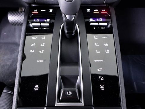 Used 2026 Porsche Macan AWD/4WD image 18