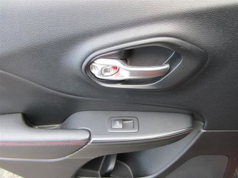 Used 2016 Jeep Cherokee Trailhawk w/ Comfort/Convenience Group image 23