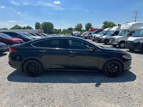 Used 2018 Ford Fusion SE w/ Fusion SE Technology Package FWD image 2