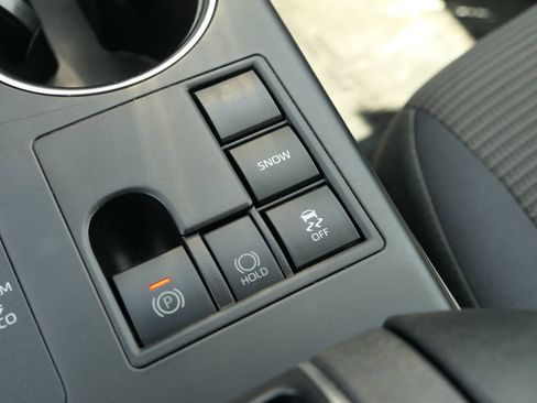 Used 2024 Toyota Highlander LE FWD image 17