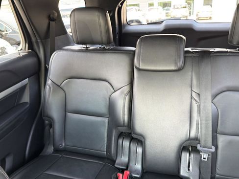 Used 2017 Ford Explorer XLT w/ Equipment Group 202A AWD/4WD image 17
