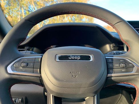 Used 2025 Jeep Compass Trailhawk image 27