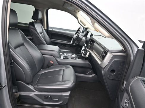 Used 2024 Ford Expedition XLT image 11