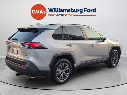 Used 2022 Toyota RAV4 XLE Premium AWD/4WD image 5