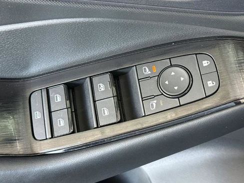 Used 2025 Nissan Rogue S AWD/4WD image 18