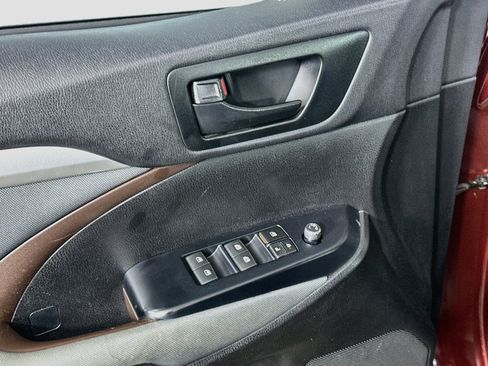 Used 2019 Toyota Highlander LE FWD image 15