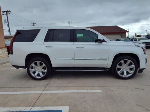 Used 2019 Cadillac Escalade Luxury RWD image 3