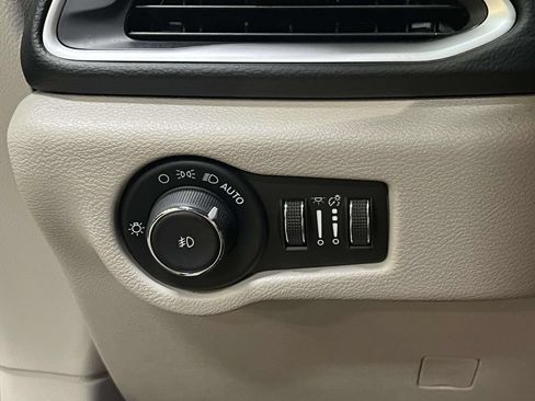 Used 2023 Chrysler Pacifica Touring-L FWD image 23