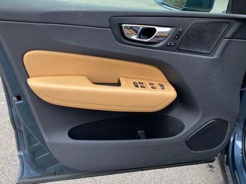 Used 2019 Volvo XC60 T5 Momentum w/ Multimedia Package image 11