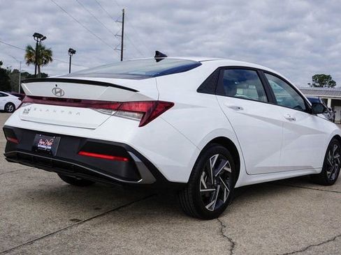 Used 2025 Hyundai Elantra Sport image 4