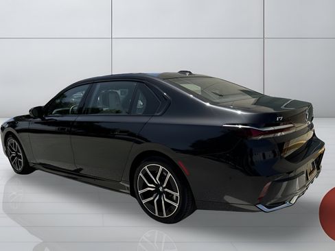 Used 2025 BMW i7 xDrive60 AWD/4WD image 2