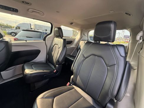 Used 2024 Chrysler Pacifica Touring-L FWD image 14