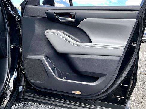 Used 2023 Toyota Highlander XLE image 23