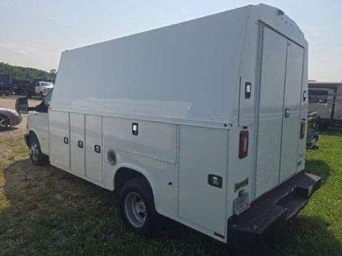 Used 2021 Chevrolet Express 3500 w/ Power Convenience Package RWD image 4