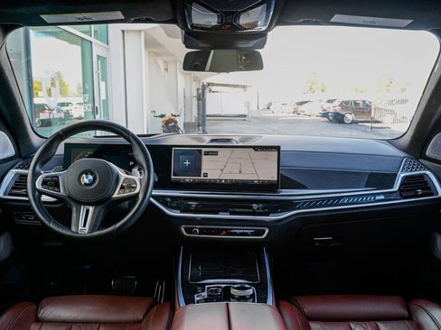 Used 2025 BMW X7 M60i image 12