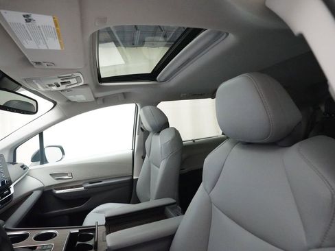 Used 2023 Toyota Sienna XLE FWD image 33