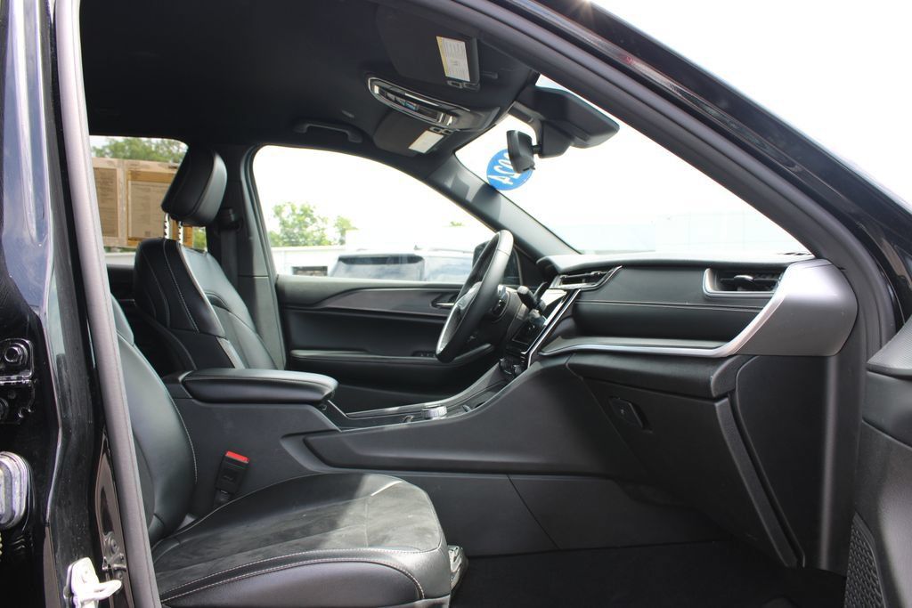 Used 2024 Jeep Grand Cherokee Altitude AWD/4WD image 28