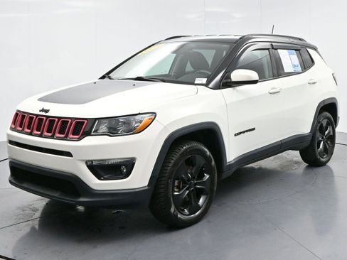 Used 2018 Jeep Compass Latitude w/ Popular Equipment Group AWD/4WD image 3