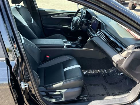 Used 2025 Toyota Camry SE FWD image 19